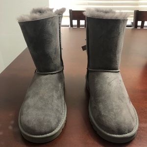 New Ugg Bailey Bow size 5. Never worn.